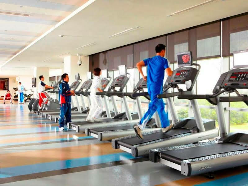 노보텔 타이베이 타오위안 인터내셔널 에어포트 외부 사진 A row of treadmills